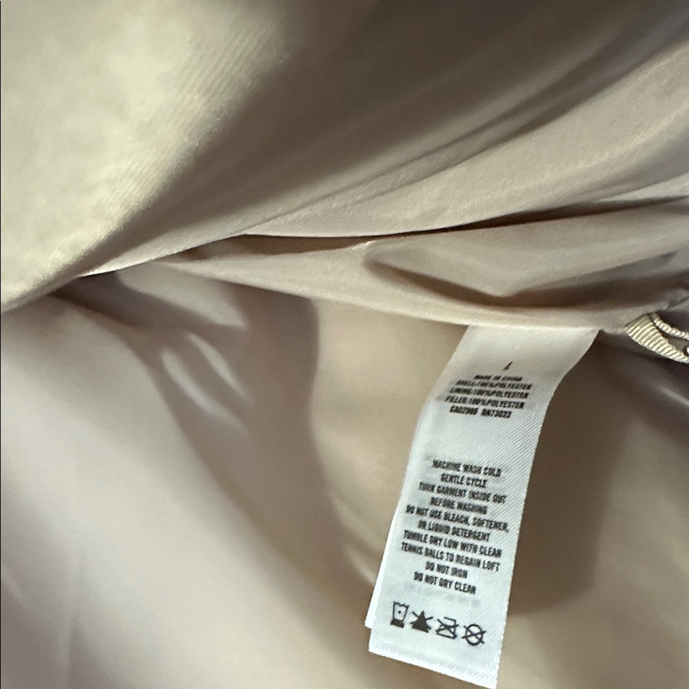 Aeropostale Light Beige Puffer Vest. Size large. No tags. Never worn. - Picture 4 of 5